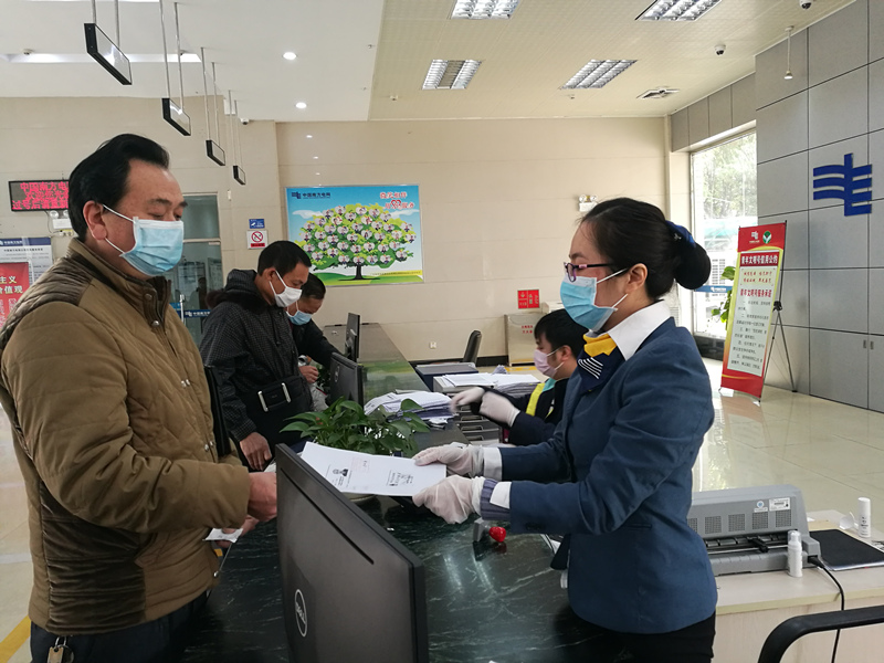 冯慧舒正在为用户办理业务_副本.jpg