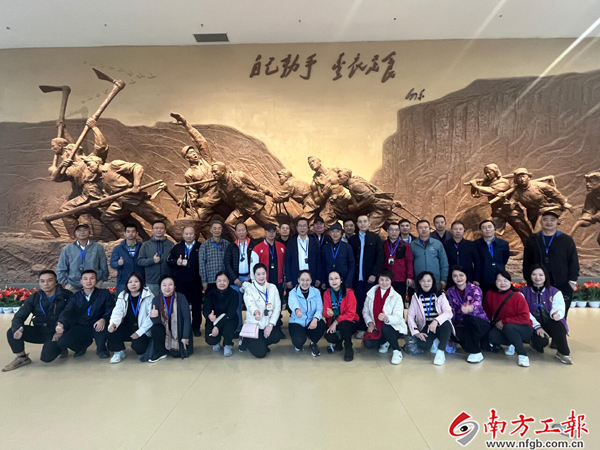劳模参加“重返南泥湾　再忆大生产”专题疗休养活动。单位供图.jpg
