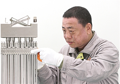 ■乔素凯在进行核燃料组件外观检查。