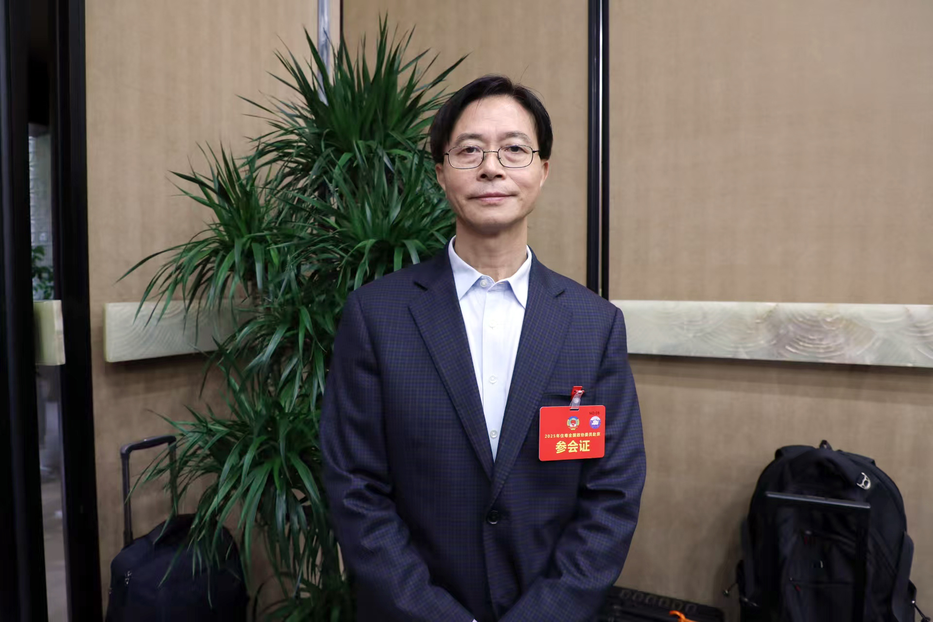 住粤全国政协委员唐冬生接受采访。摄/梁志锴