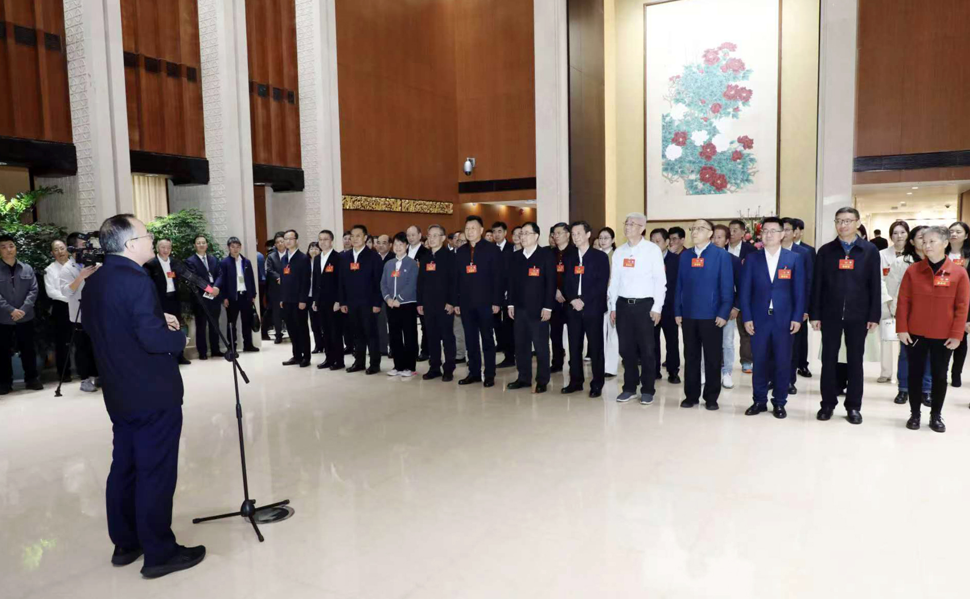 43名住粤全国政协委员集中赴京。摄/梁志锴